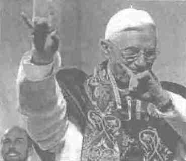 Anti Papa Benedicto XVI dando el saludo del diablo.